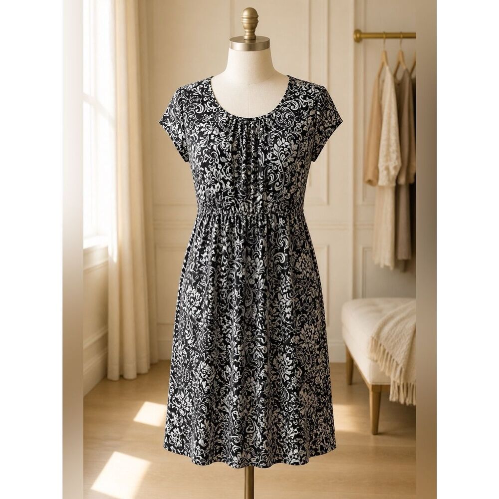 BLACK AND WHITE SHORT SLEEVE DRESS BY WHITE STAG SIZE XL (16-18)